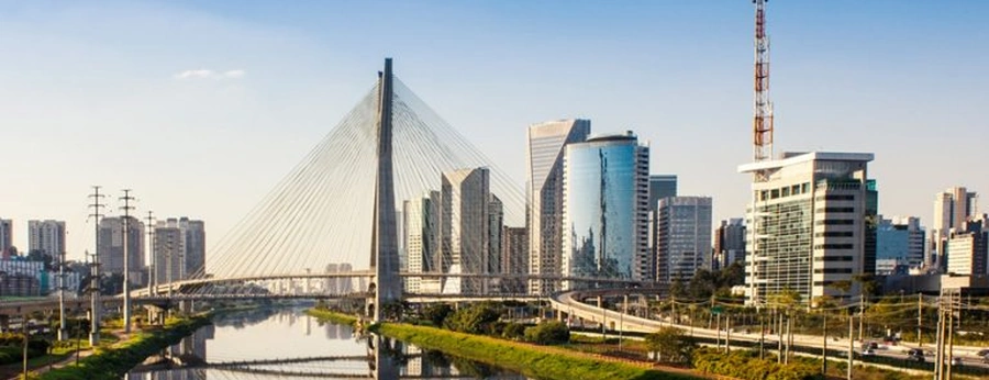 Torres de telecomunicação ao entardecer