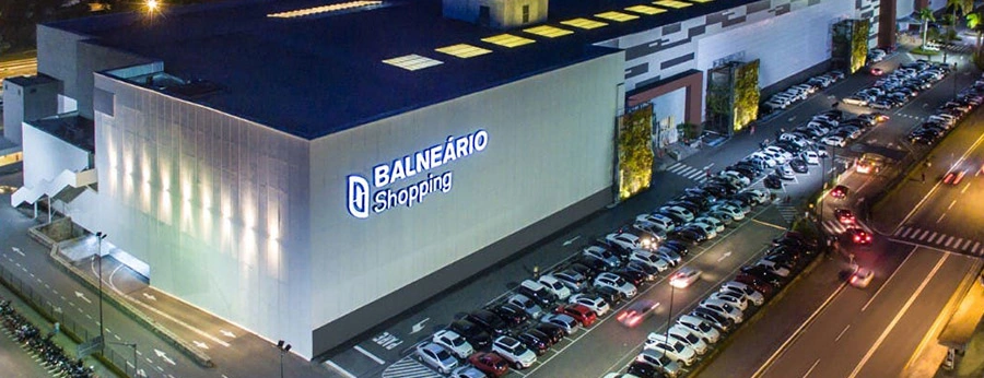 Interior de shopping center de grande fluxo