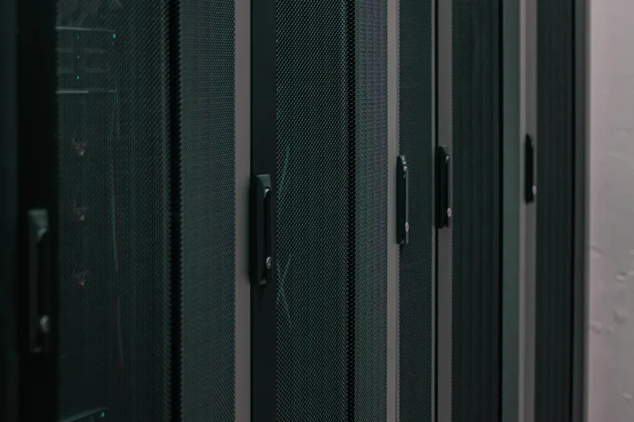 Corredor de data center com racks fechados e luzes de status acesas