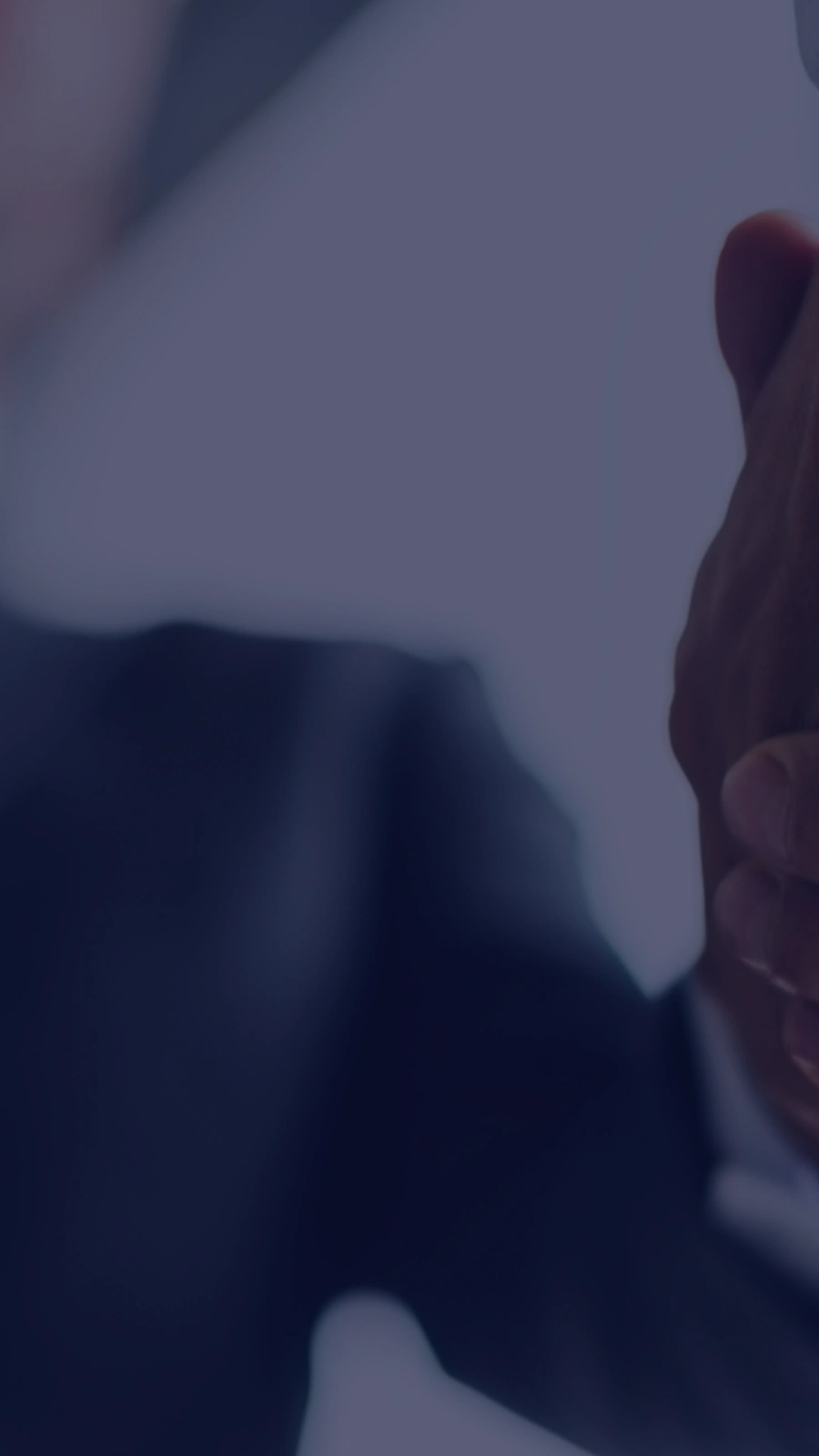 Aperto de mão selando parceria entre profissionais em ambiente corporativo