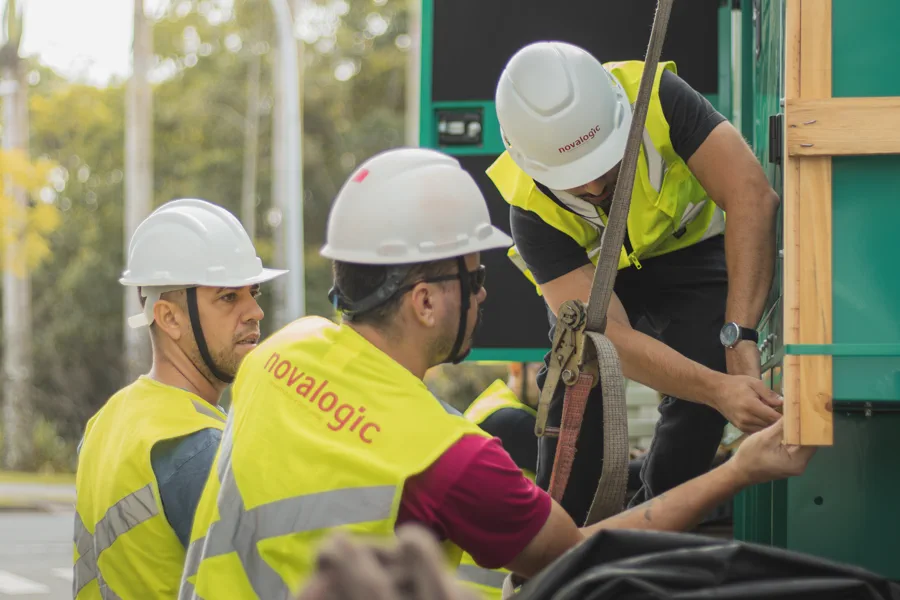 Equipe da Novalogic montando quadro de infraestrutura