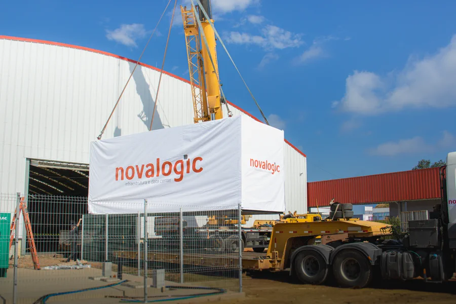 Içamento de módulo Novalogic por guindaste em obra